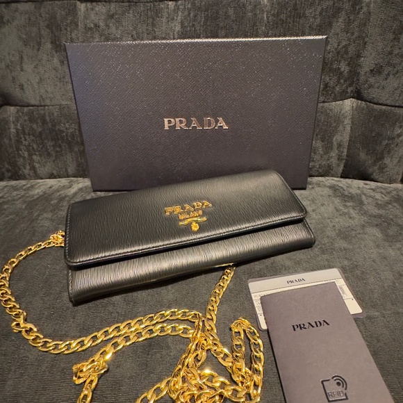 Prada - Picture 1 of 4